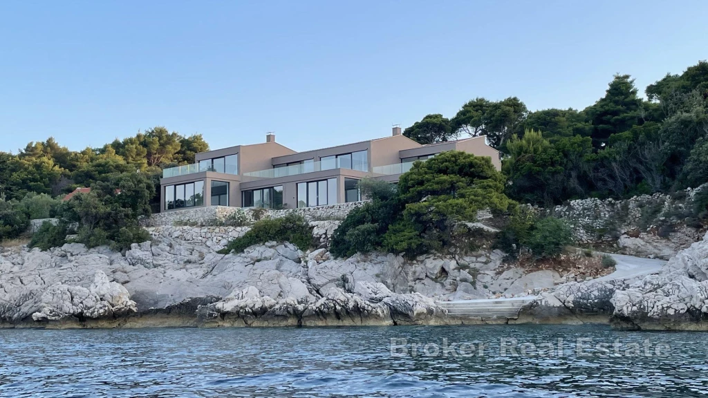 Luxury villa with pool, first row to the sea
