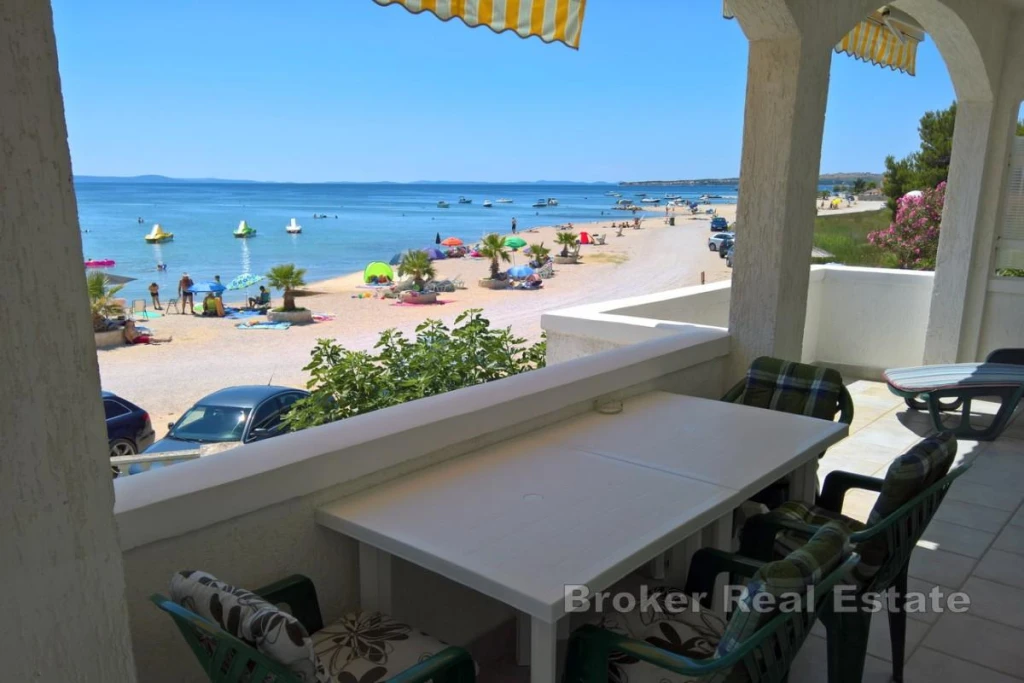 Apartments in the first row to the sea