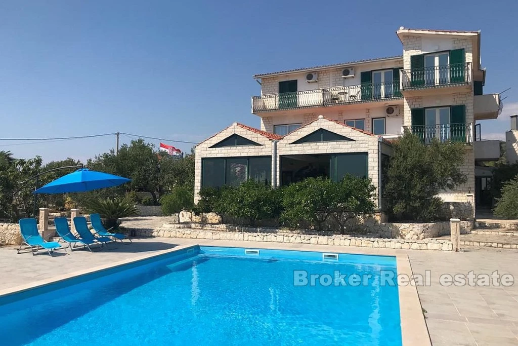 House with swimming pool, for sale