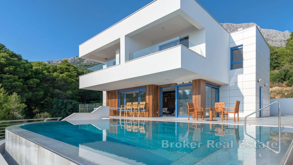 Newly built villa with pool