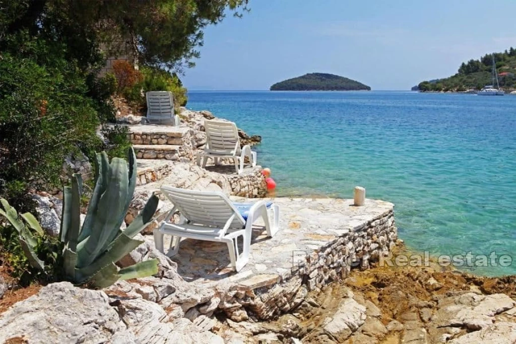 Villa - hotel in the first row to the sea