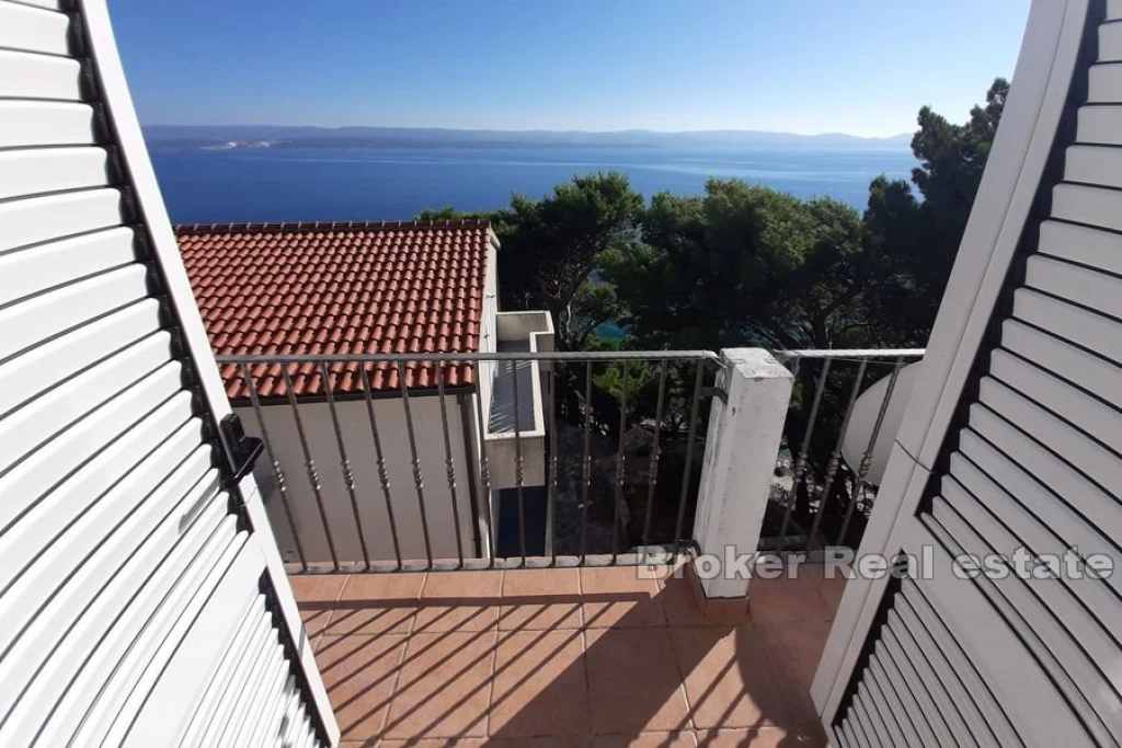 Apartment house with sea view