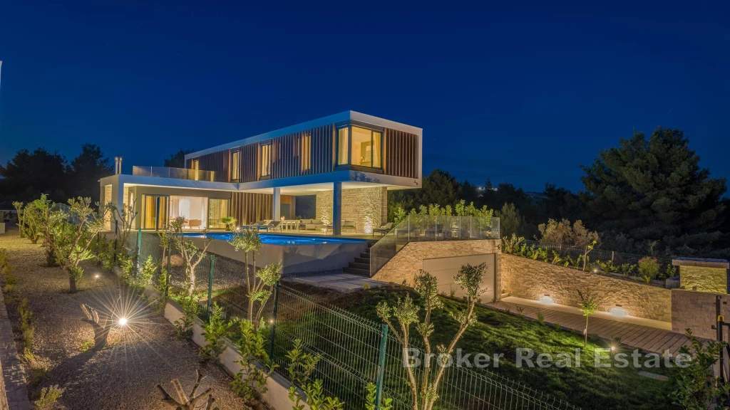 Villa with pool and sea view
