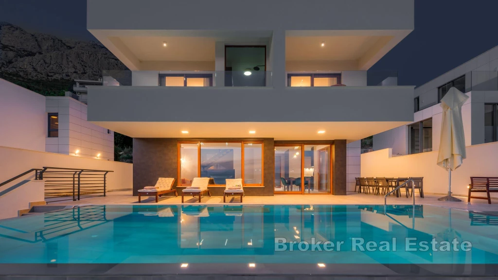 Villa with pool and open sea view