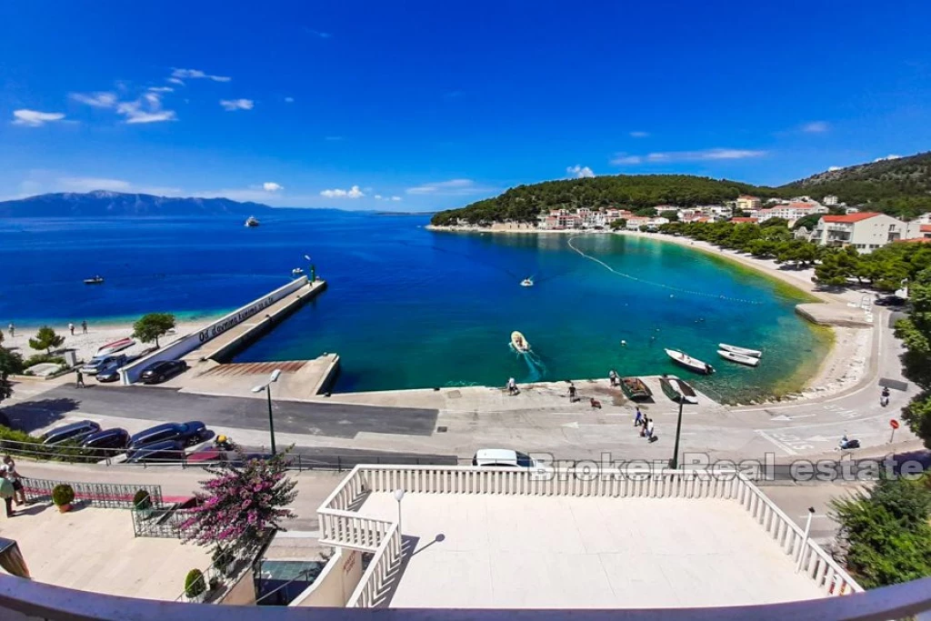 Hotel located in the first row to the sea