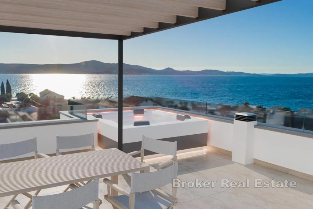 Modern apartment with roof terrace and parking