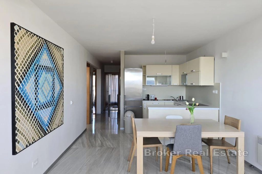 Luxurious three-bedroom apartment with open sea view
