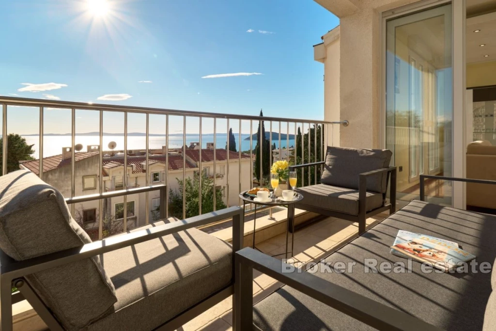 Beautiful three-bedroom apartment with sea view
