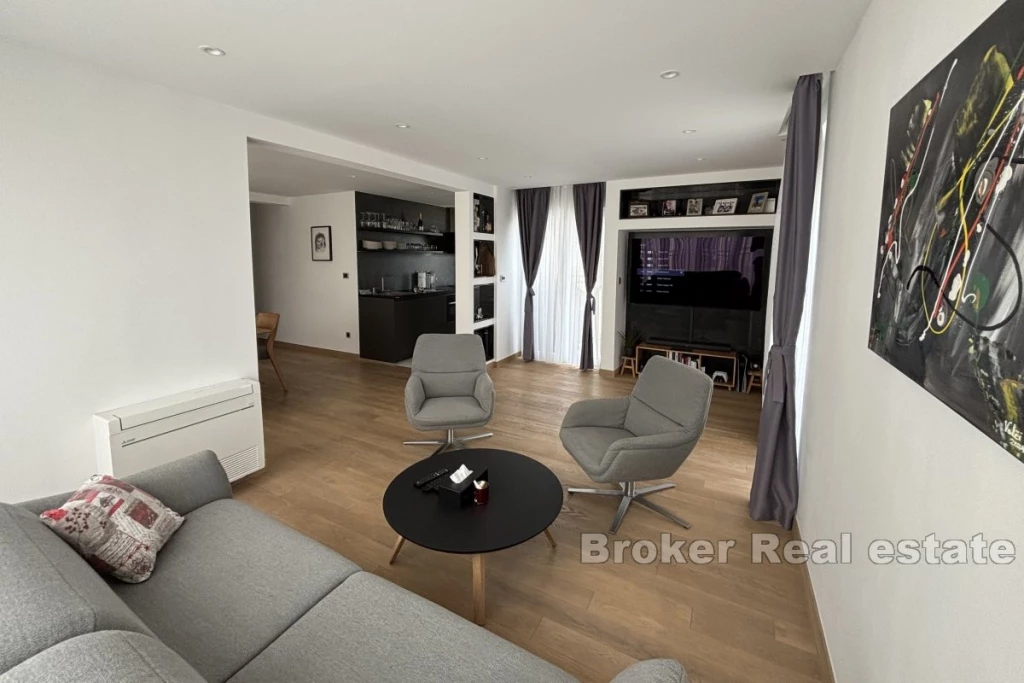 Luxurious three bedroom apartment with open sea view