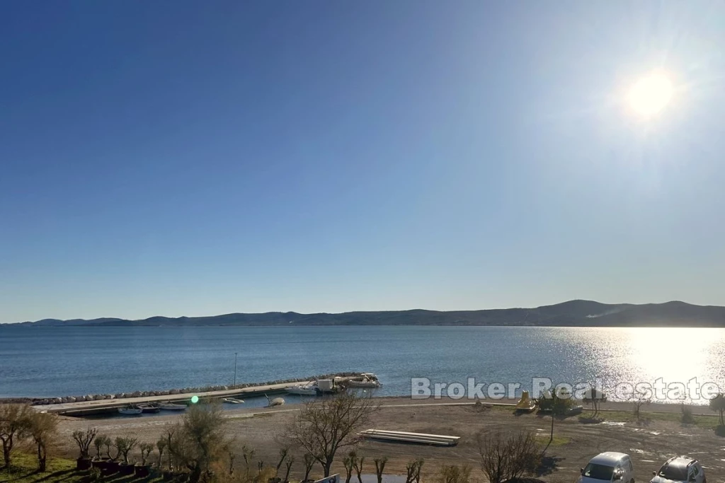 Modern apartment with a roof terrace in the first row to the sea