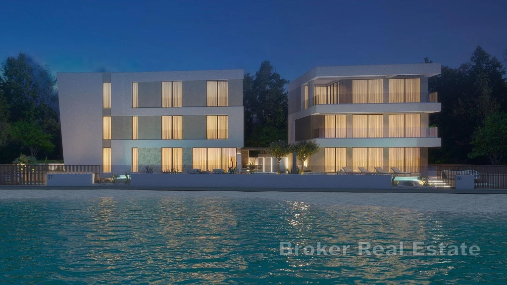 New villa, first row to the sea