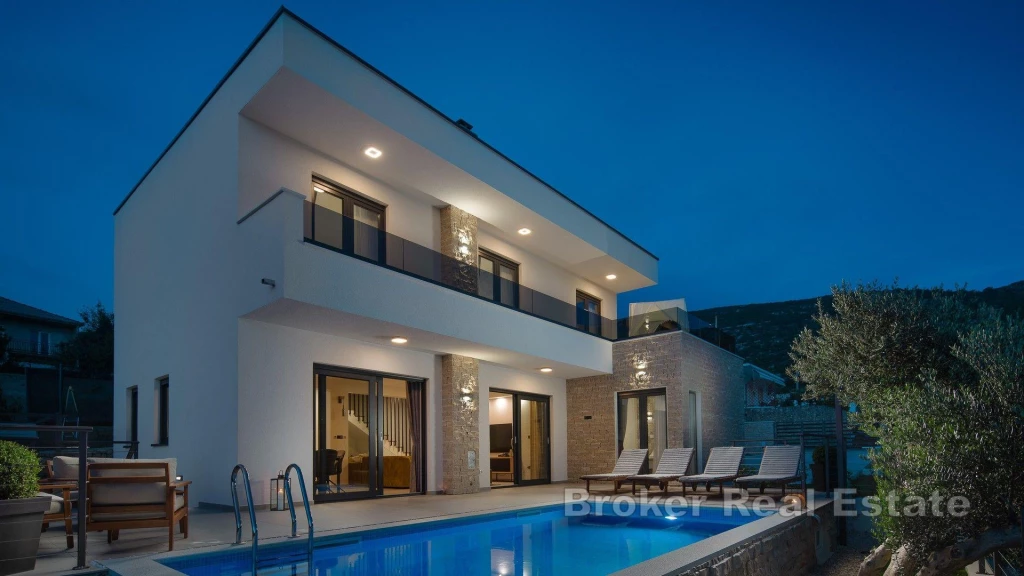 Family villa with a large yard and sea view