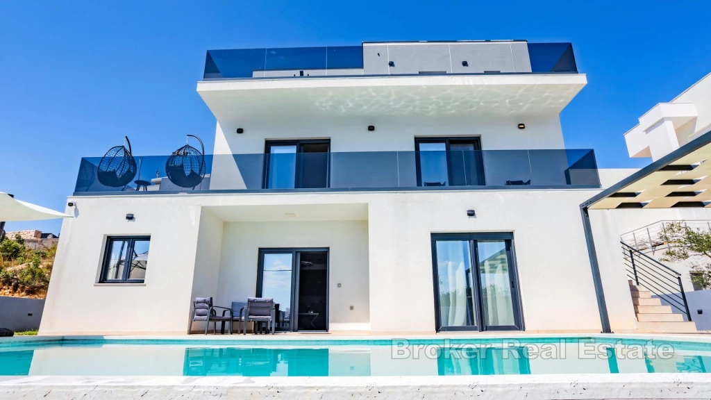 Luxury villa in the immediate vicinity of the sea