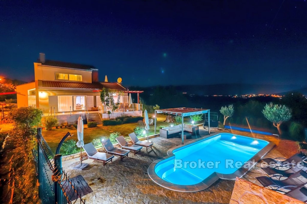 Spacious rural villa with pool