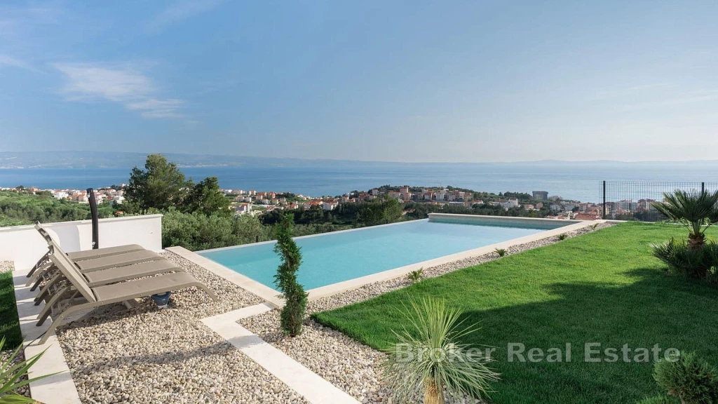 Detached house with a panoramic view of the sea