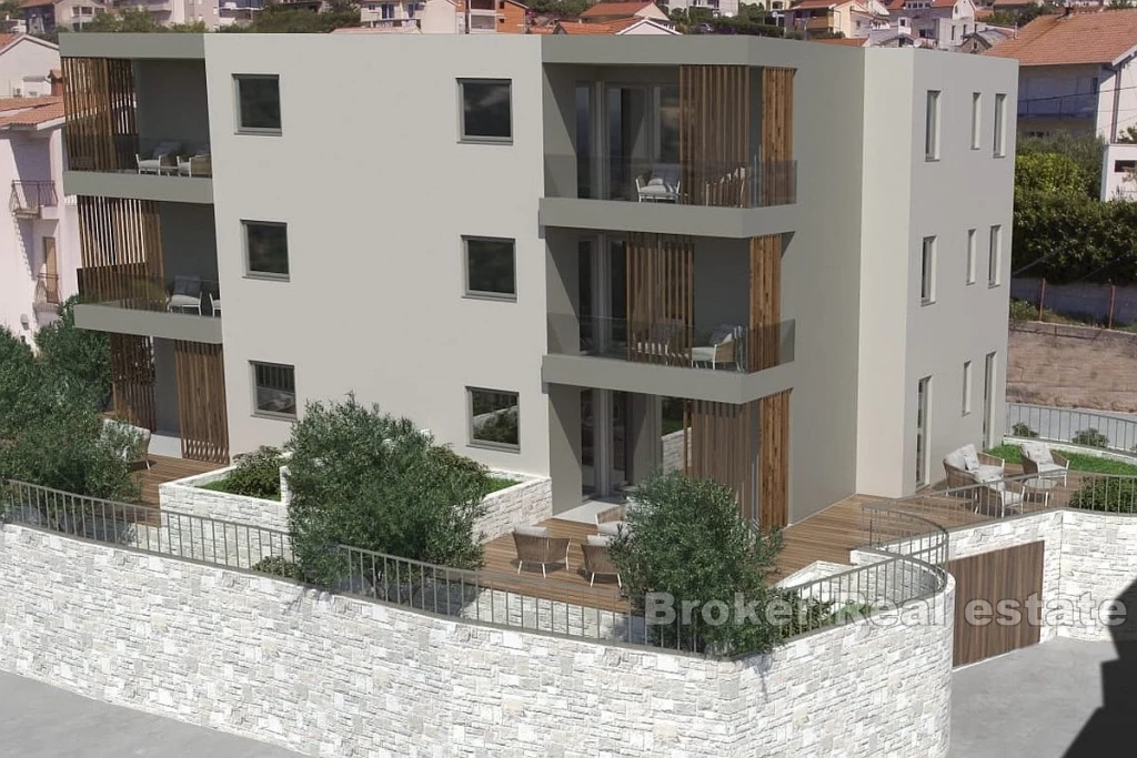 Modern new construction in quiet area