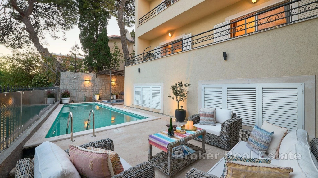 Exclusive villa with a pool in close proximity to the sea
