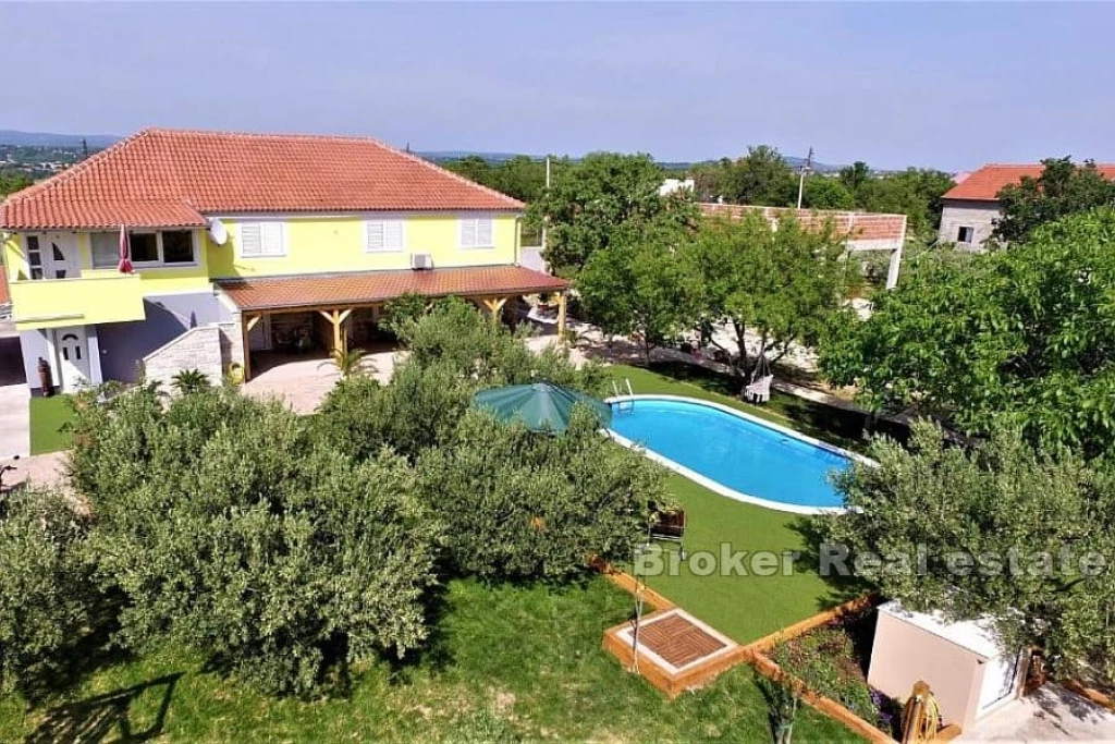 Spacious property with several residential units and an olive grove