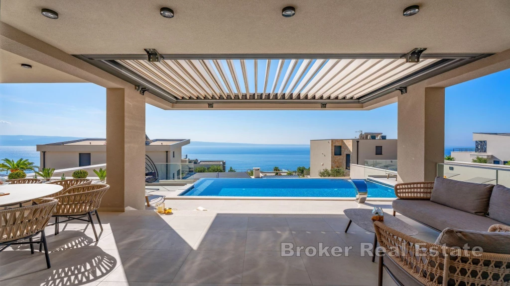 Newly built villa with pool and sea view
