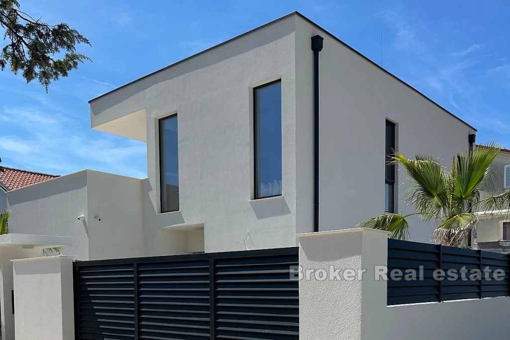 Newly built villa with swimming pool and sea view