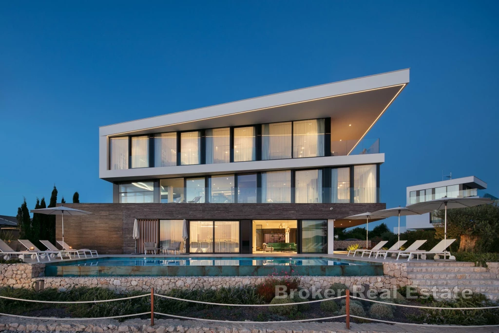 Luxury villa first row to the sea