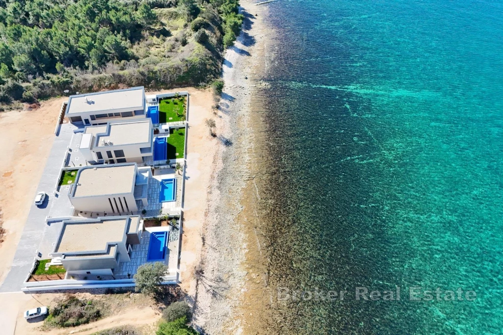 Luxury villa in the first row to the sea