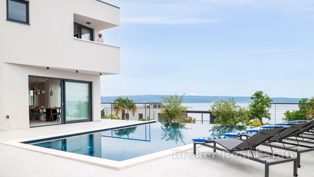 Villa with pool and sea view