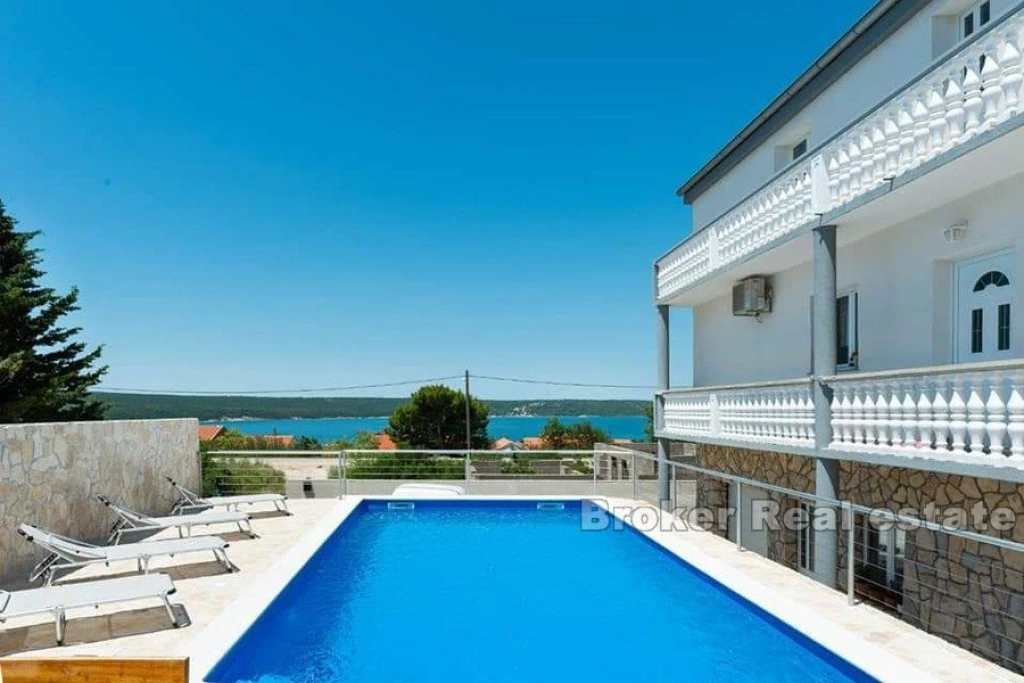 Detached house with sea view