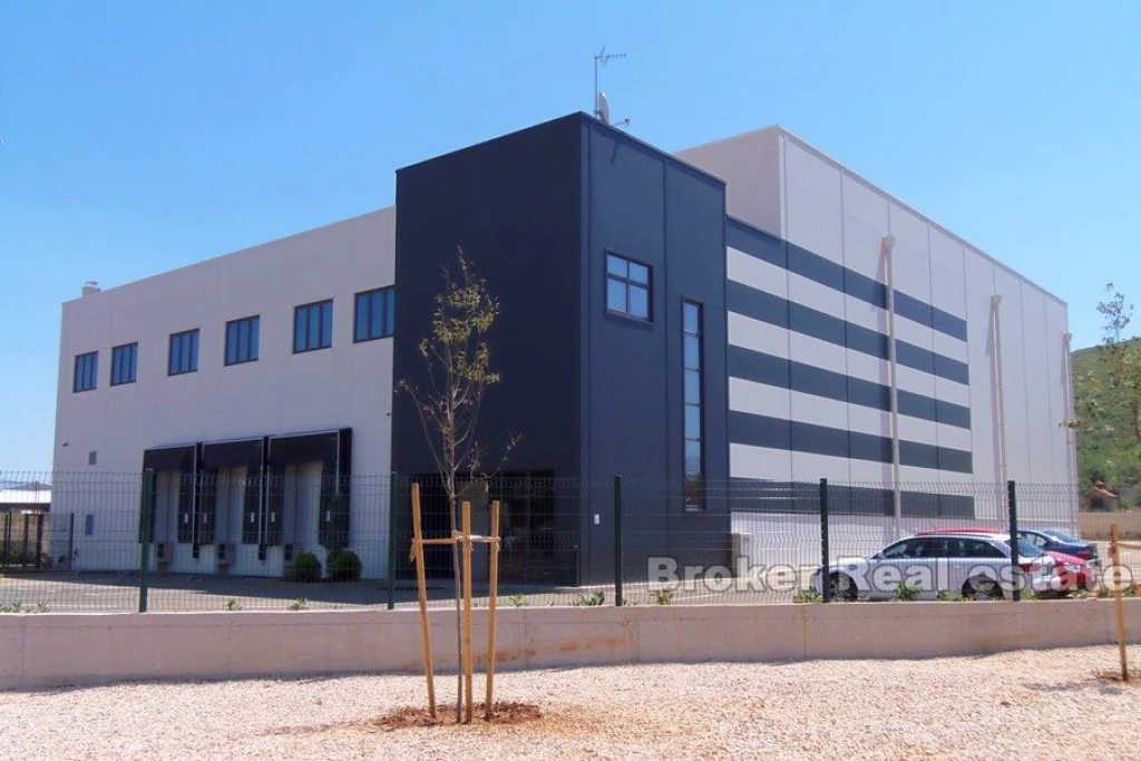 Logistics distribution center