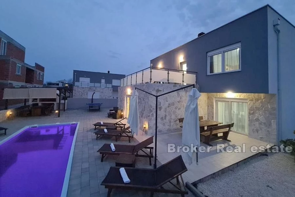 Detached vacation house with pool