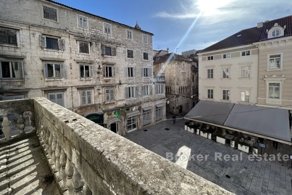 Three-storey apartment in center, for sale