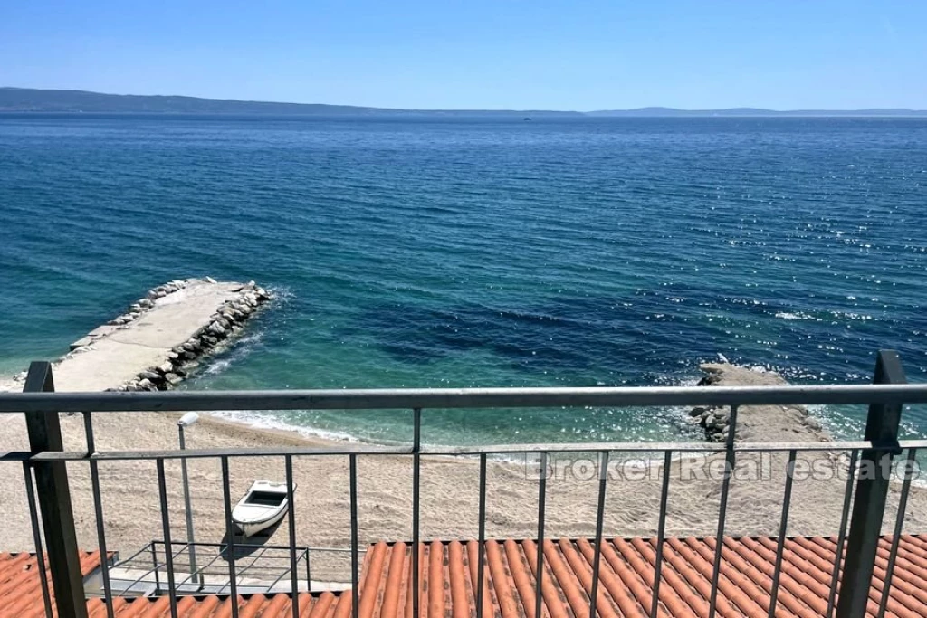 Cascading house in first row to the sea