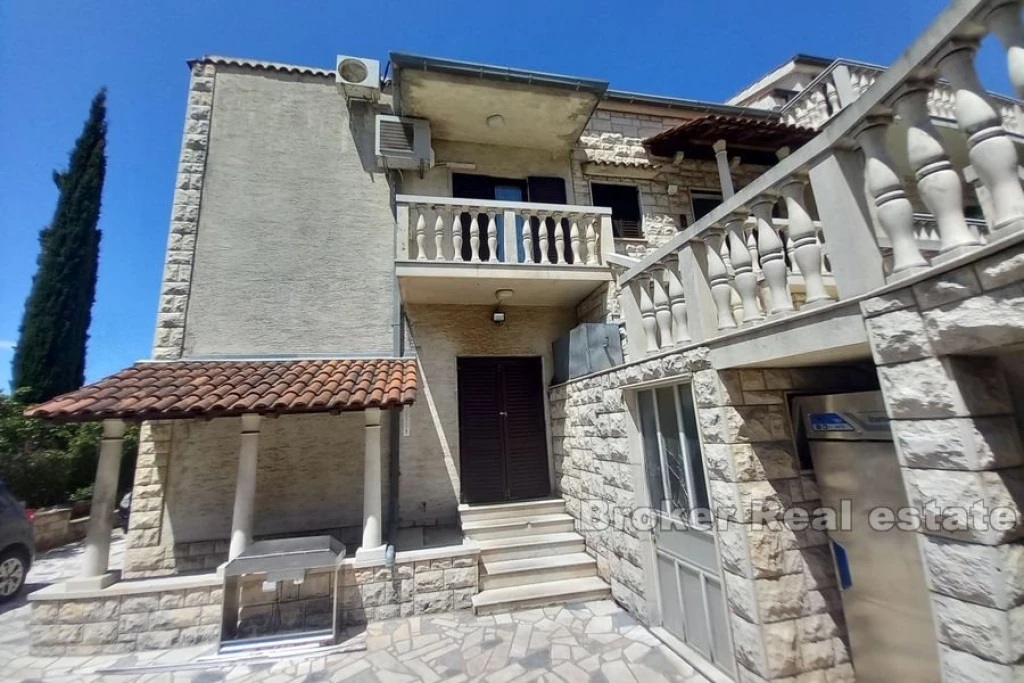 Bol, House near town center