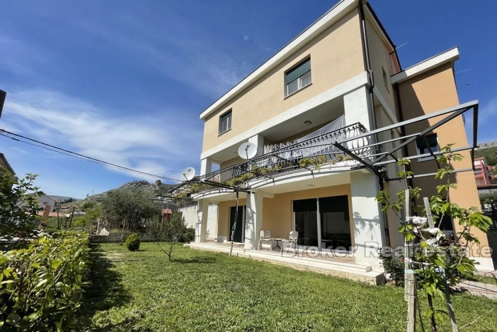 Apartment house with sea view