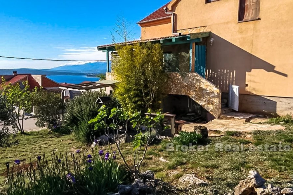 Detached house with sea view