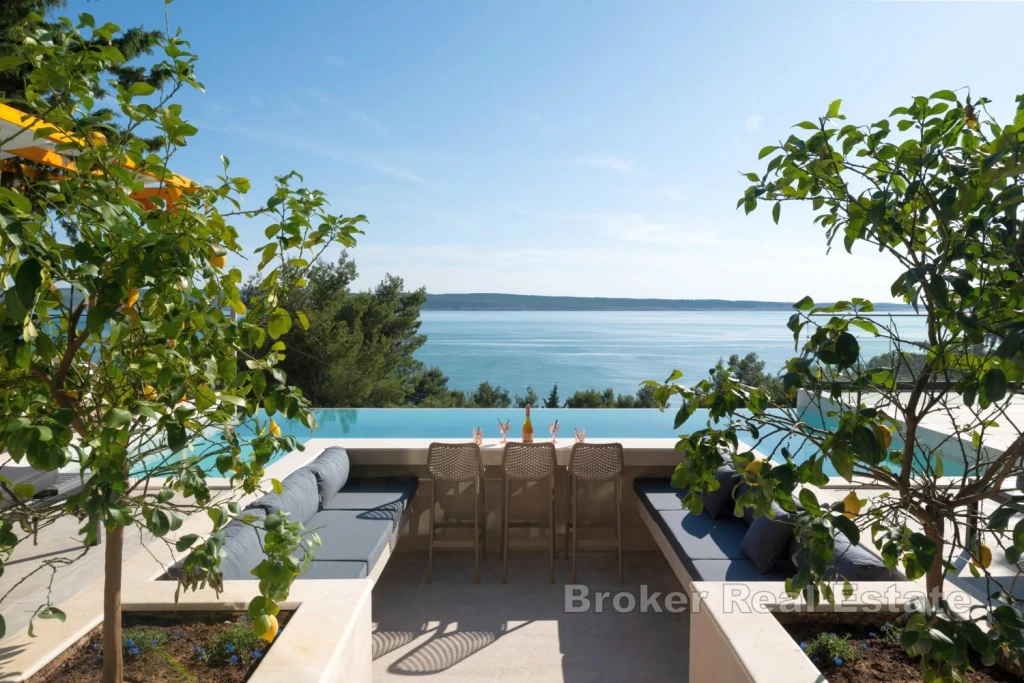Newly built villa with pool and sea view