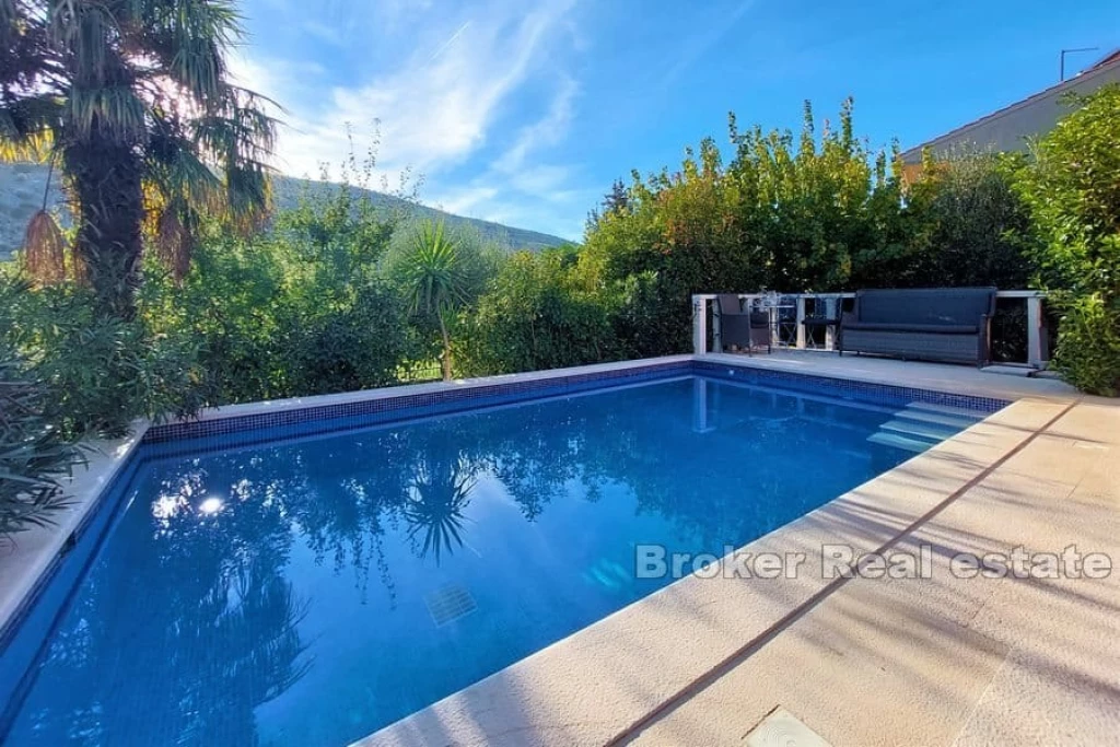 House with pool and spacious garden