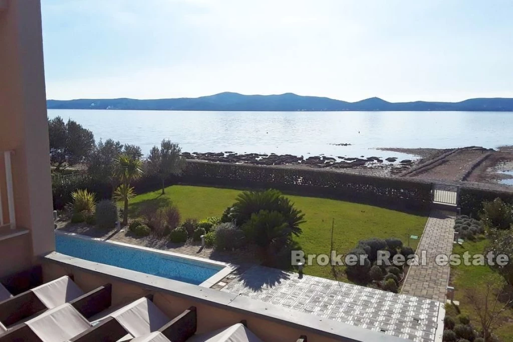 Attractive seafront villa by the beach