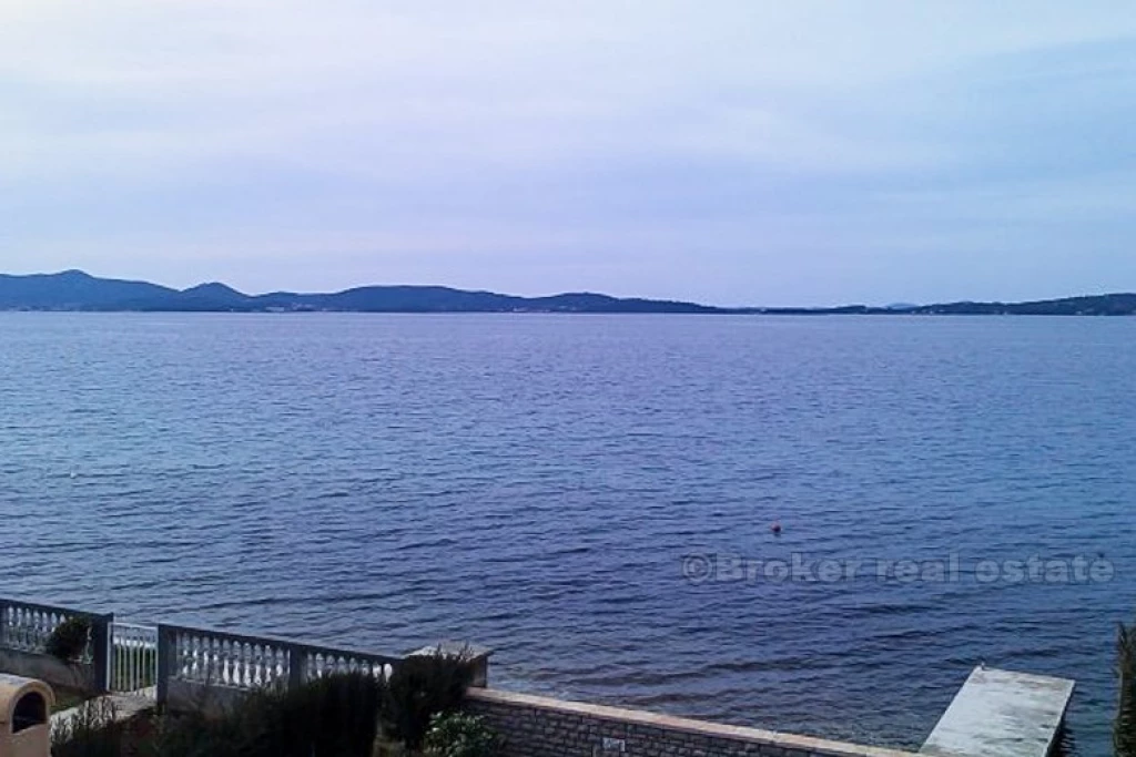 House first row to the sea, for sale