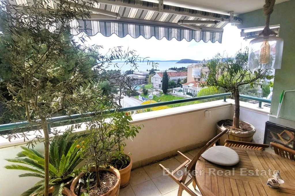 Apartment with open sea view and garage
