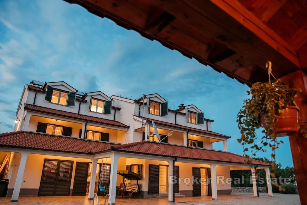 Villa with apartments and a beautiful garden