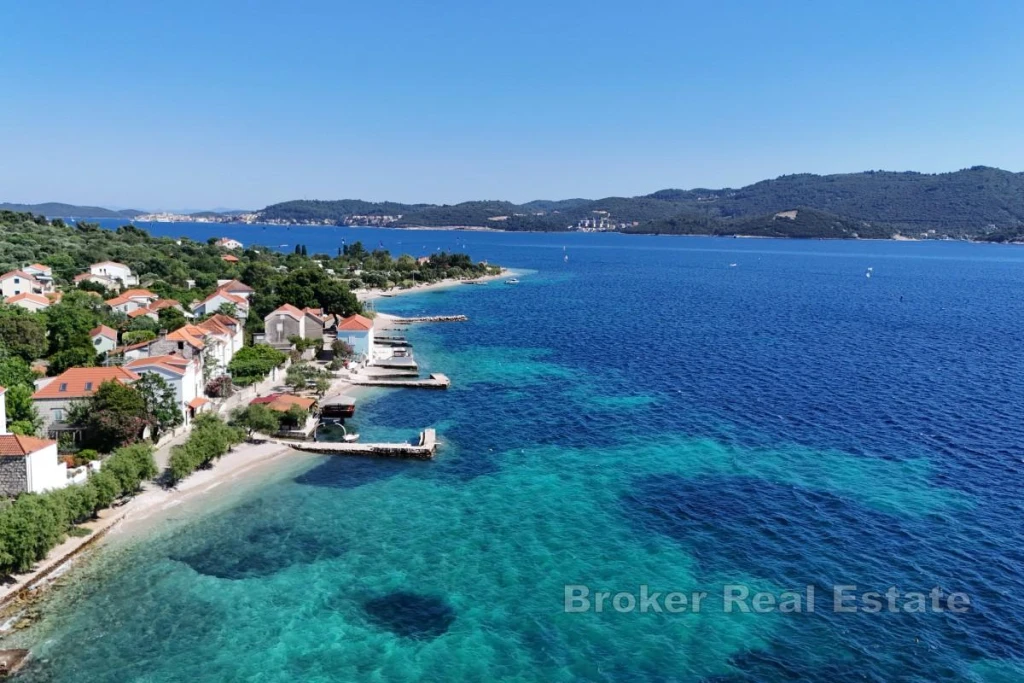 Villa with pool in the first row to the sea