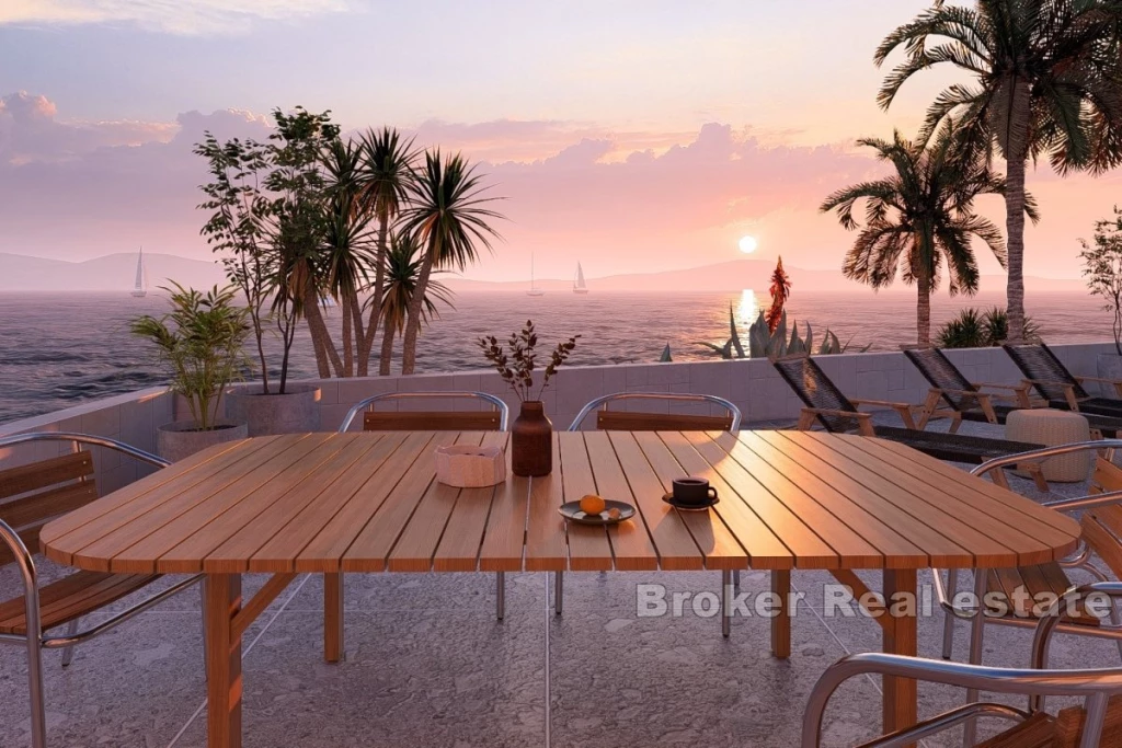 Luxury apartment with garden and pool in the first row to the sea