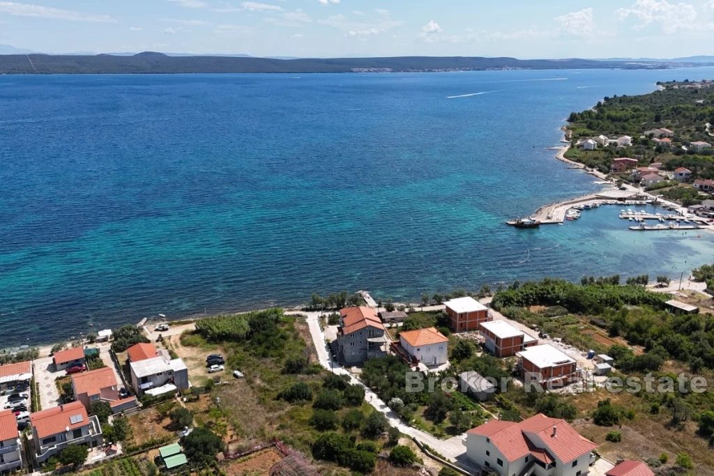Building land in the immediate vicinity of the sea