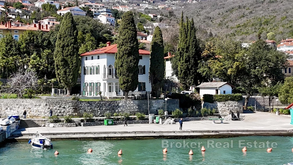 A villa in a unique location by the sea