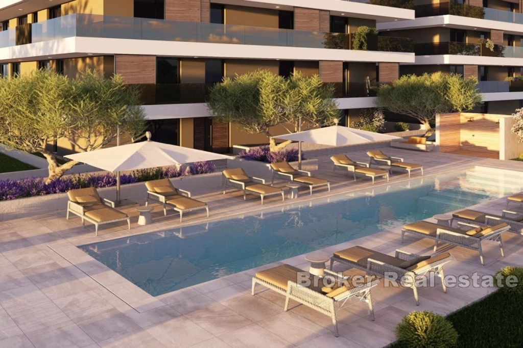 Luxury three-bedroom apartment in the first row to the sea