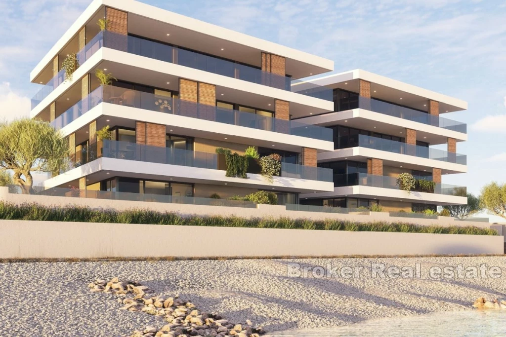 Spacious apartment in the first row to the sea
