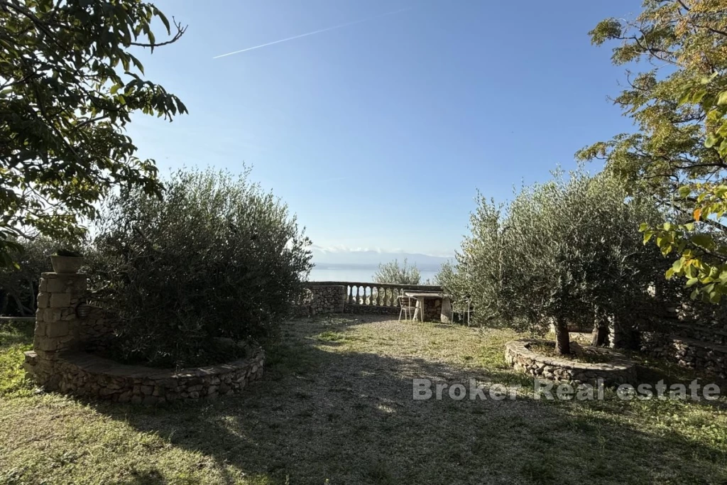 Unique agricultural land with a building and a beautiful view of the sea