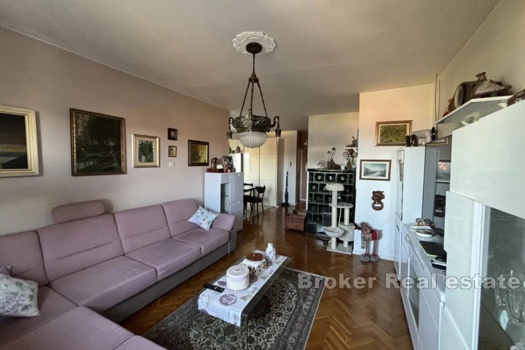 Two bedroom apartment with a view of the sea and a spacious garden