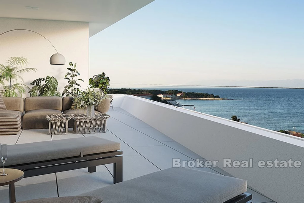 Apartment with pool and sea view